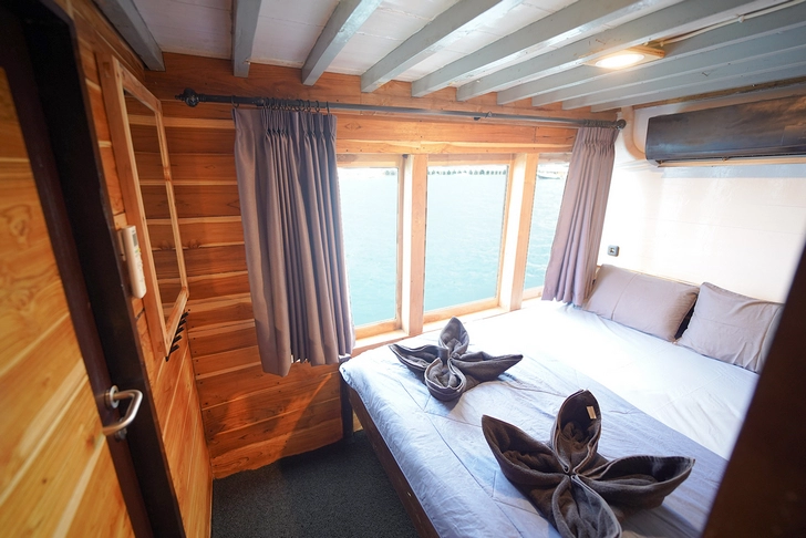 Deluxe Ocean Cabin 2