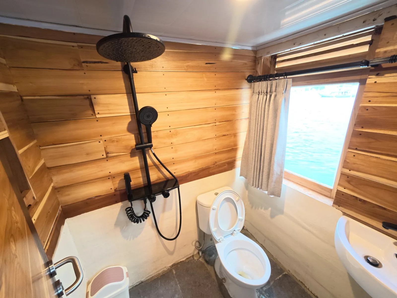 Deluxe Ocean Cabin 1